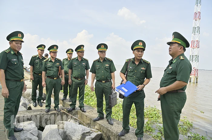 Chỉ huy kiểm tra công tác chống khai thác IUU tại Đồn Biên phòng Tây Yên